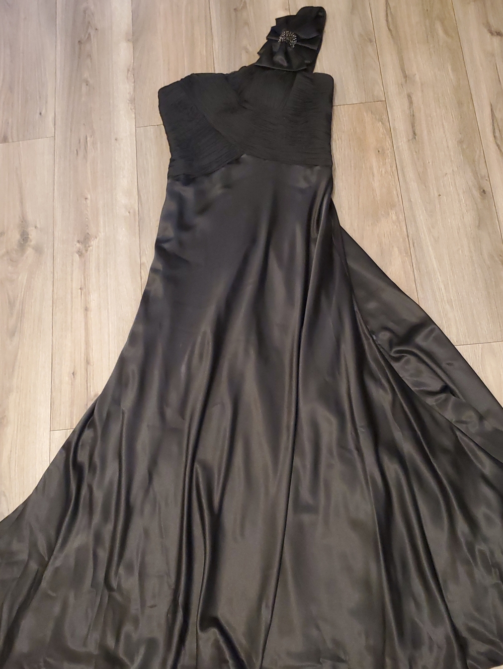 Elegant One-Shoulder Black Evening Gown